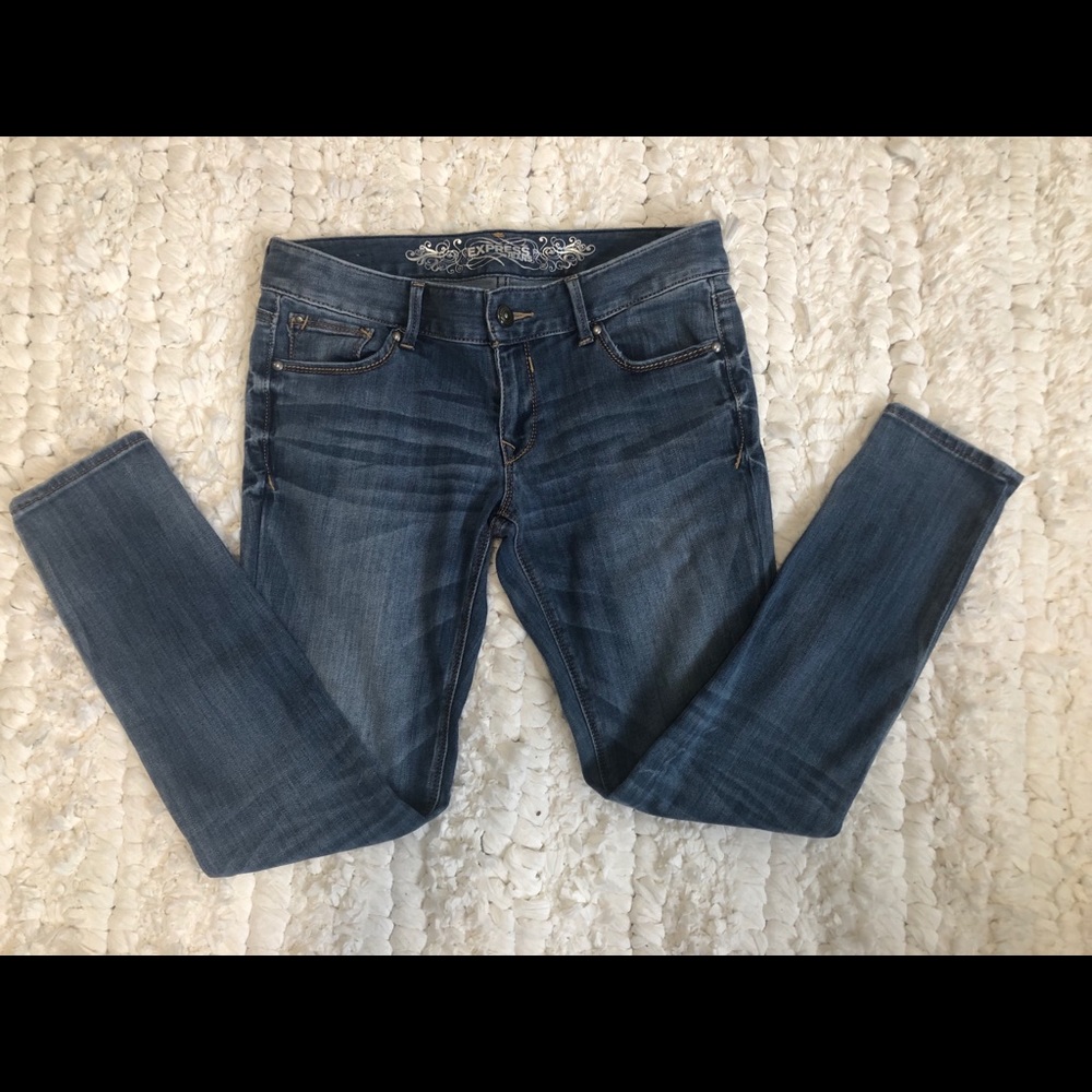 Women’s medium wash jeans